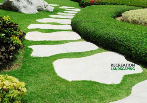 paisajismo-con-cesped-sintetico-decorativo-en-jardines-exteriores-camino-entrada-al-hogar-recreation-landscaping